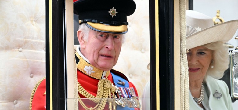 Zmęczony król Karol III na paradzie. Jak zachowywał się wobec poddanych? [FOTO]