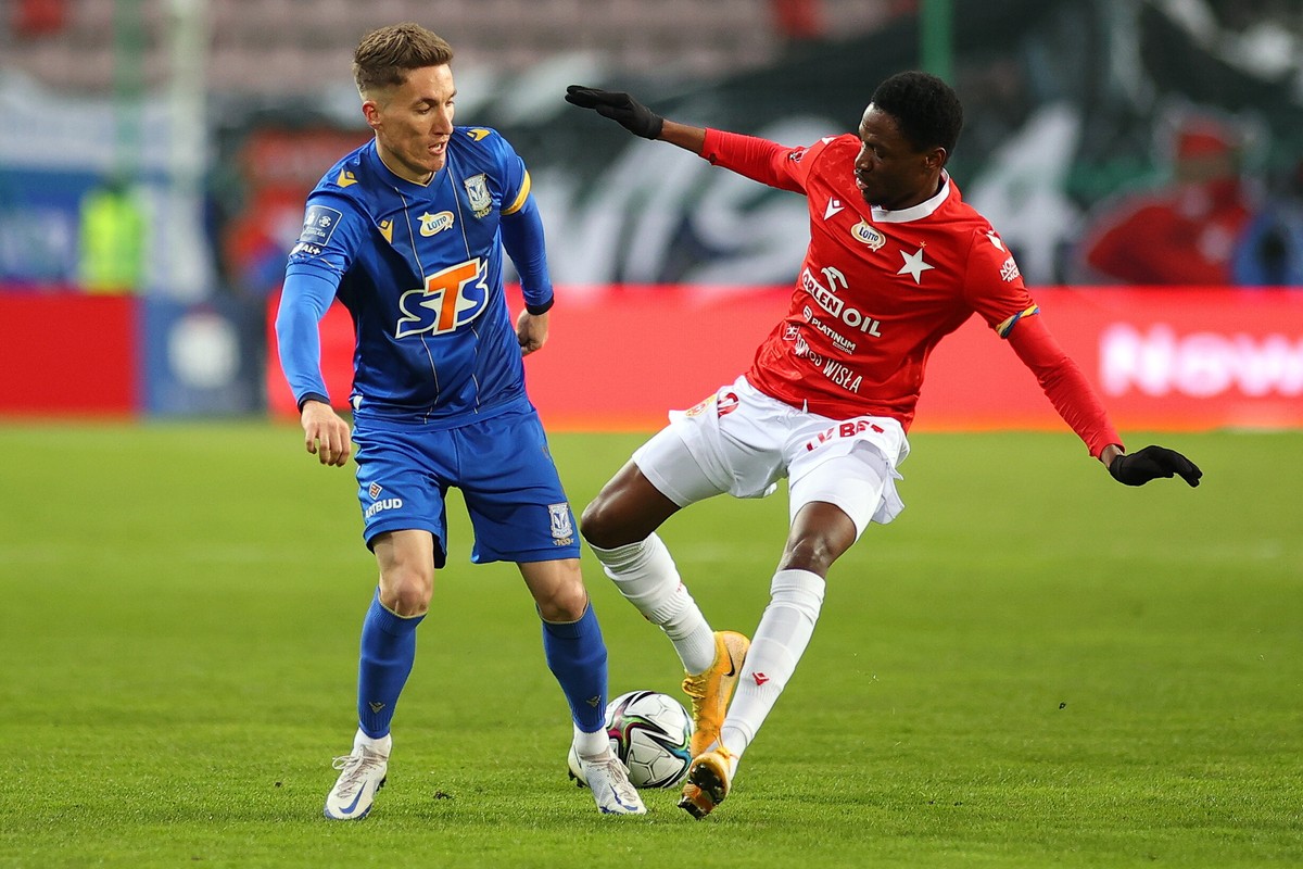 Piłkarz Wisły Kraków Momo Cisse (P) i Joel Pereira (L) z Lecha Poznań podczas meczu Ekstraklasy