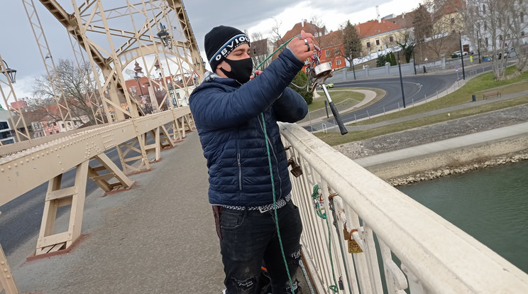 Amíg beszéltünk, Martin mágnesére egy normál kalapács is rátapadt a győri Kossuth-hídnál, csak nemrég eshetett a vízbe.