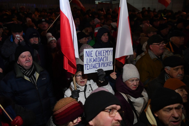 Manifestacja w obronie TVP na placu Powstańców Warszawy w Warszawie