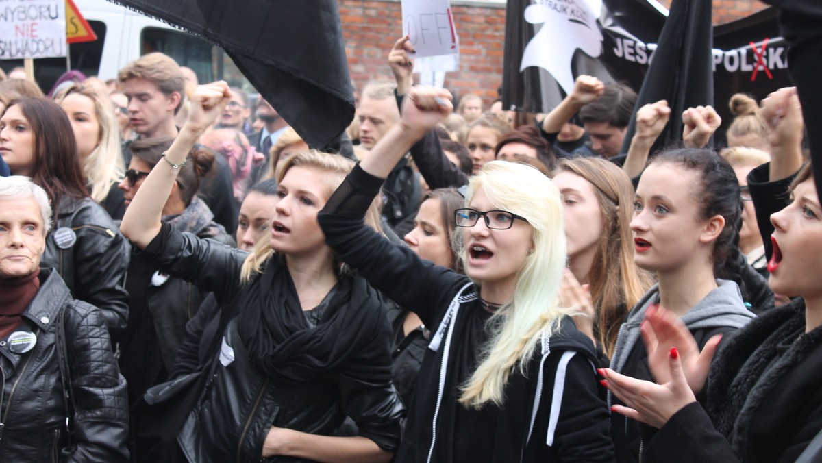 Manifestacja przed Sejmem RP, debata strajkowa, zbiórka podpisów pod petycją do parlamentu czy blokowanie przejść podziemnych przy Rotundzie. W Warszawie, podobnie jak w kilkudziesięciu innych miastach w Polsce oraz za granicą, zapowiada się kolejna odsłona "czarnego protestu", skierowanego przeciwko planom zaostrzenia przepisów dotyczących aborcji. Sprawdź, co się będzie działo w stolicy.