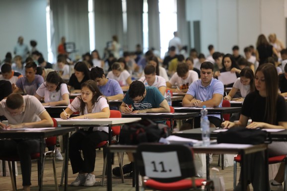 MANJE BRUCOŠA OVE GODINE, ŠKOLARINE SKOČILE Evo koji fakulteti su digli cene i koja su 3 ključna razloga za smanjenje broja studenata