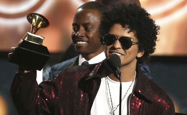 GRAMMY 2018 bez niespodzianek. Bruno Mars triumfuje, Hillary Clinton kpi z Trumpa, białe róże na znak poparcia #MeToo