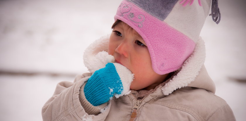 Twoje dziecko wkłada śnieg do buzi? To początek problemów!