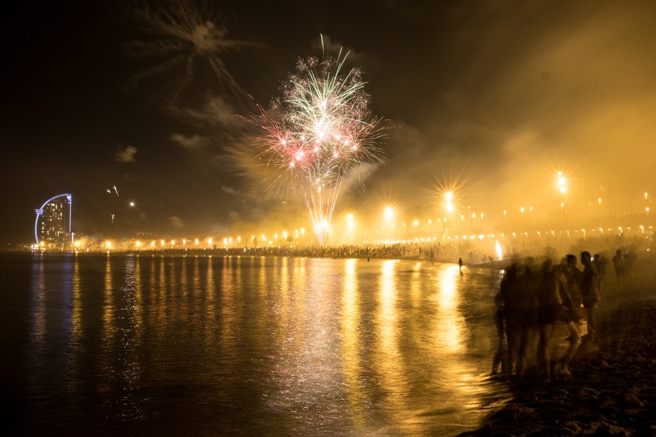 Sylwester na plaży w Barcelonie