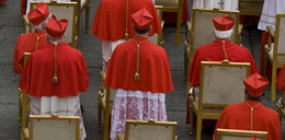 Szok! Policjanci przebrali się za księży, żeby złapać oszustów w strojach kardynałów