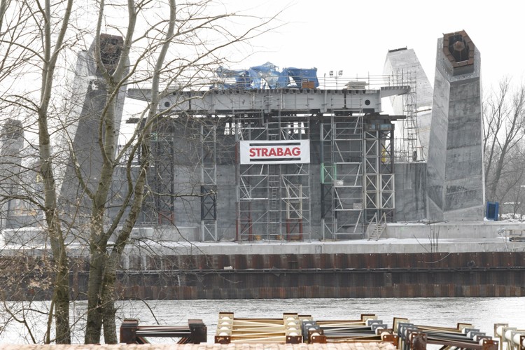 Generalnym wykonawcą mostu jest konsorcjum firm: Strabag Sp. z o.o., Strabag AG i Hermann Kirchner Polska. Prace budowlane ruszyły w listopadzie 2010 r., inwestycja ma być gotowa w drugiej połowie 2013 r. Inwestorem jest Miejski Zarząd Dróg w Toruniu, działający w imieniu Gminy Miasta Torunia.