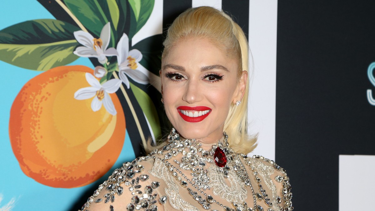 Co stało się z twarzą Gwen Stefani? Piosenkarka jest nie do poznania. Może ona również uległa dyktatowi wiecznej młodości i postanowiła wspomóc się medycyną estetyczną? A może to po prostu kwestia makijażu? Zobaczcie sami!