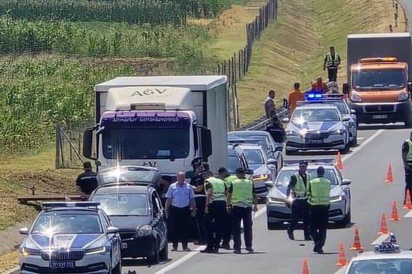 POLICAJAC POGINUO NA AUTOPUTU! Kamiondžija iz Lučana optužen za tešku nesreću: Saobraćajac zaustavio AUTO u zaustavnoj traci, na njega naleteo KAMION