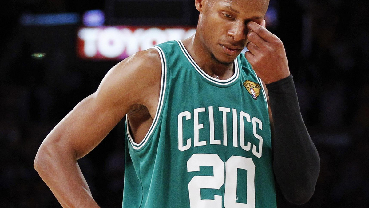 Dziewięciokrotny uczestnik Meczu Gwiazd koszykarskiej ligi NBA przedłużył na dwa kolejne sezony kontrakt z Boston Celtics. Strony nie podały szczegółów, ale gazeta "Boston Globe" poinformowała, że umowa ma wartość 20 milionów dolarów.