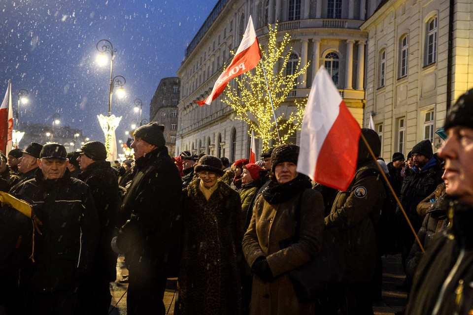 KOD i kluby "Gazety Polskiej". Demonstracje w Warszawie po zamieszaniu w Sejmie