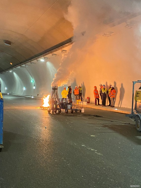 W trakcie testów systemów bezpieczeństwa, w tunelu zakopianki rozpalane są ogniska