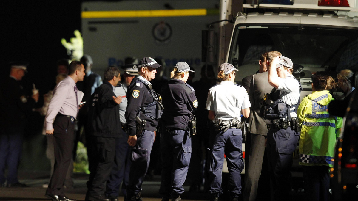 Groźna sytuacja ma miejsce w australijskim mieście Sydney. 18-letnia dziewczyna ma na sobie założoną bombę. Sytuacja jest dość niejednoznaczna, dziewczyna jest ofiarą, a bombę prawdopodobnie ktoś jej założył - informują australijskie media i "Daily Telegraph".