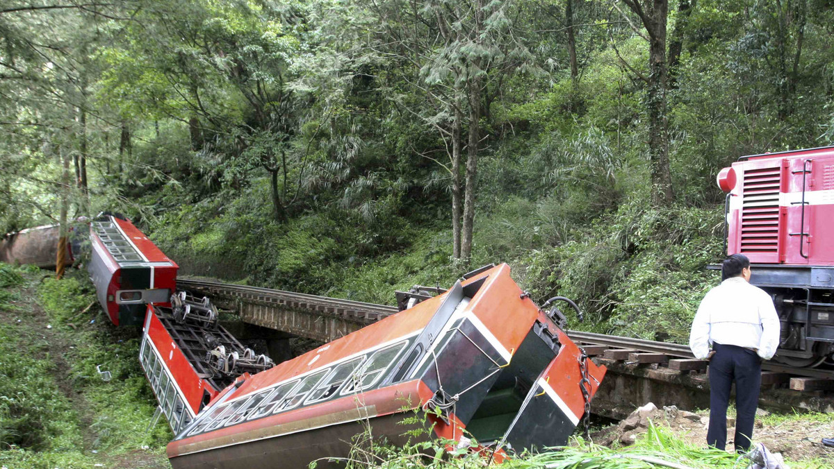 Co najmniej pięć osób zginęło a 40 zostało rannych w rezultacie wykolejenia się pociągu kolei wąskotorowej w górzystym regionie Alishan na południu Tajwanu - poinformowały miejscowe władze. Pociągiem podróżowali głównie turyści z Chin.