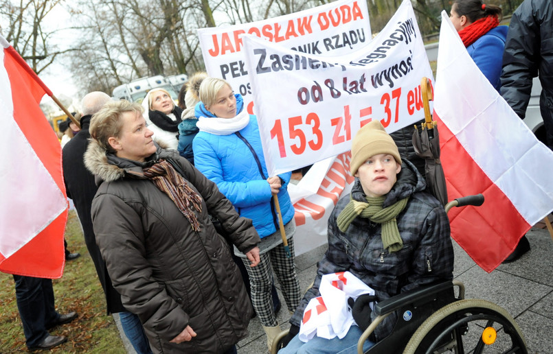 Opiekunowie niepełnosprawnych dzieci i dorosłych protestowali przed KPRM