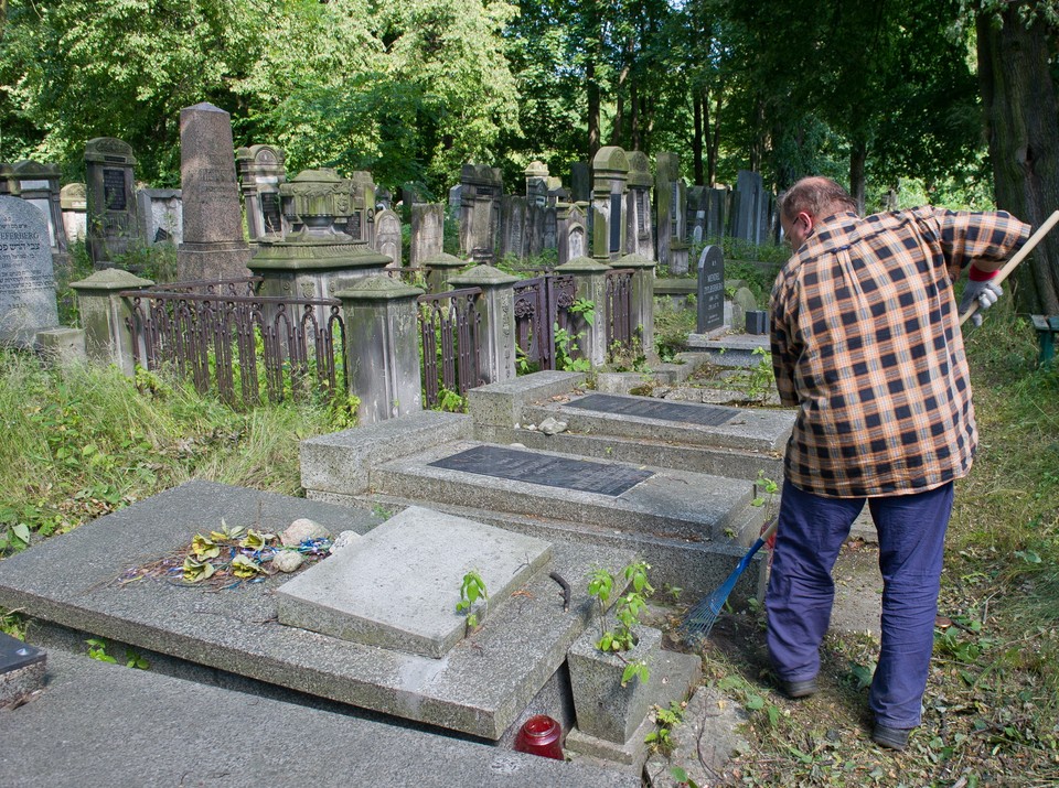 Więźniowie sprzątają cmentarz żydowski