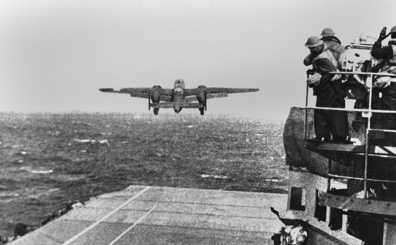 Wrak USS Hornet odnalazła na Pacyfiku załoga statku badawczego Petrel. Okręt spoczywa na głębokości ponad 5 kilometrów. By odnaleźć wrak, naukowcy utworzyli siatkę poszukiwań, opartą zarówno na ostatnim kursie lotniskowca, jak i na danych z amerykańskich okrętów, które widziały USS Hornet po raz ostatni.