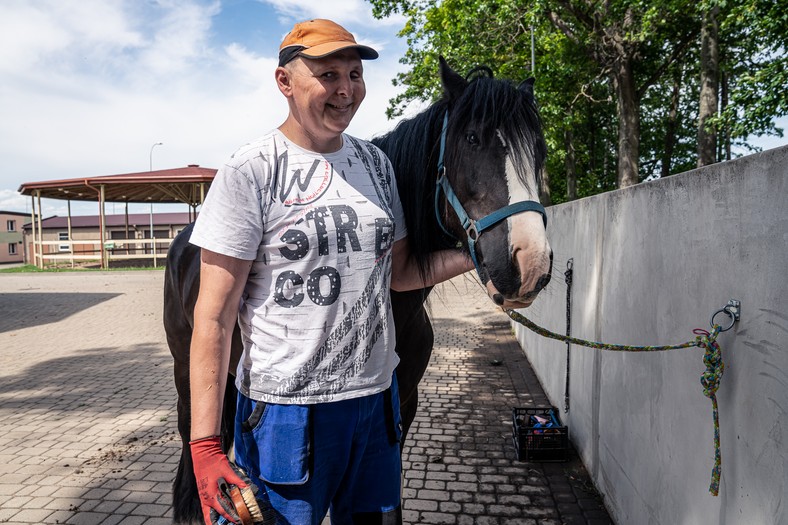 Marcin zajmuje się końmi