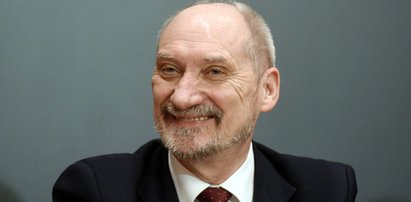 Jak to możliwe? Bogaci politycy też dostaną czternastki! Wśród nich Macierewicz