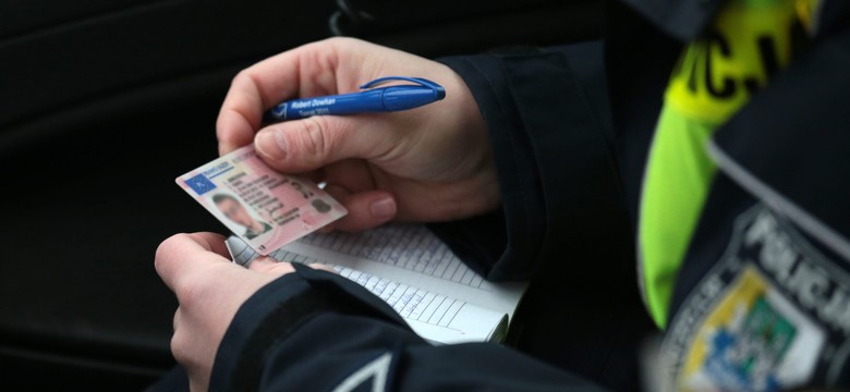 Pijany wiózł dziecko w bagażniku. Policja: Przejechał też po stopie partnerki