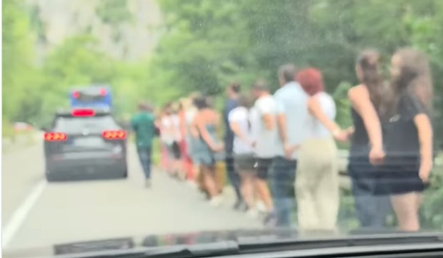 Turisti zaigrali kolo na graničnom prelazu Gostun 