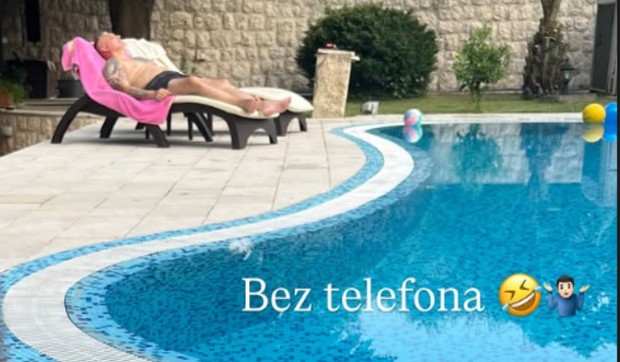 Čeda Jovanović na bazenu