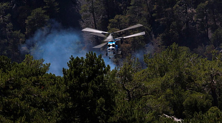 Helikopterről oltják a tüzet Törökországban.  Július 28--án kezdődtek az eddigi  legsúlyosabb törökországi erdő- és bozóttüzek. Az Európai Erdőtűz-információs Rendszer szerint a közel-keleti országban idén eddig 128 ezer hektárnyi - az átlagosnál nyolcszor nagyobb - terület vált a lángok martalékává /Fotó: MTI/AP/Emre Tazegul