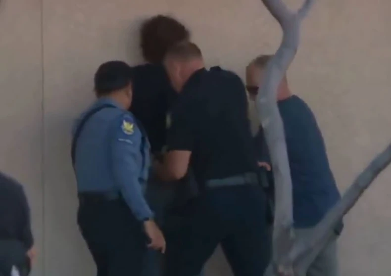 Uhapšen tinejdžer koji je šutirao cveće, balone i zastavice ostavljene u Kirkovu čast