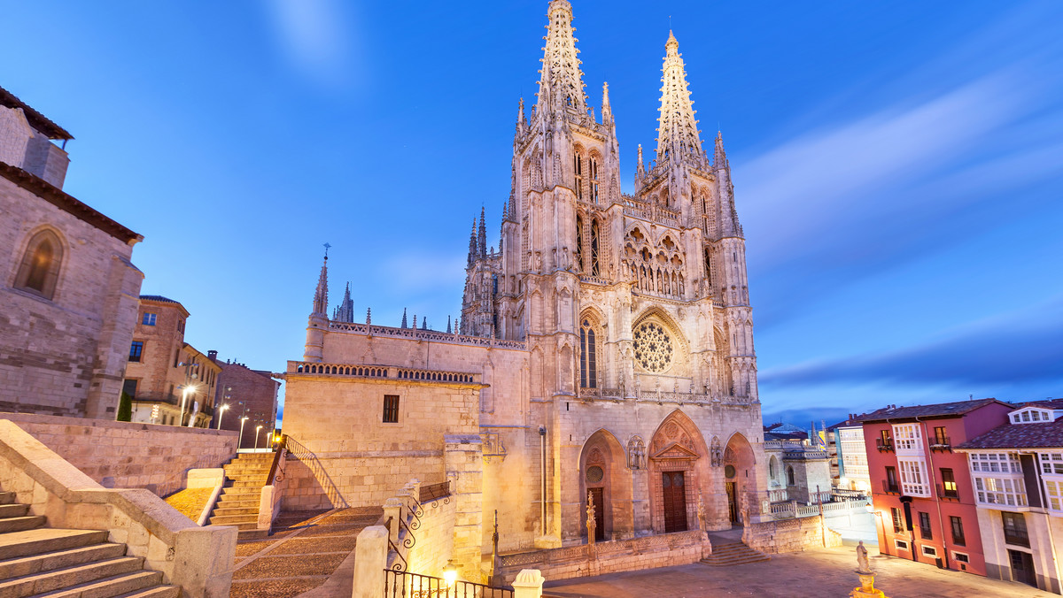 Katedra pod wezwaniem Najświętszej Marii Panny znajdująca się w hiszpańskim mieście Burgos to wspaniały przykład rozwoju i zmian zachodzących w stylu gotyckim w architekturze. Katedra w Burgos to jedna z najpiękniejszych budowli sakralnych na terytorium wspólnoty niezależnej Kastylii i Leon i całego Półwyspu Iberyjskiego. 