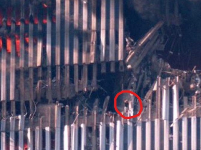 Sudbina žene koja maše sa mesta udara aviona u kulu bliznakinju 11. septembra mori svet 23 godine