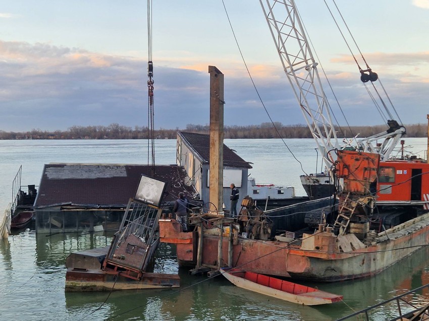 Podizanje splava na 25. maju