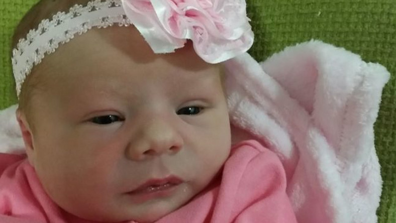 Kayley Newbold, będąc w piątym miesiącu ciąży, usłyszała od lekarza przykrą wiadomość. Lekarz stwierdził u jej nienarodzonego dziecka wrodzoną wadę serca, która okazała się śmiertelna. Rodzice stanęli przed poważnym dylematem – przerwać ciążę czy poddać dziecko ryzykownej operacji kilka dni po porodzie.