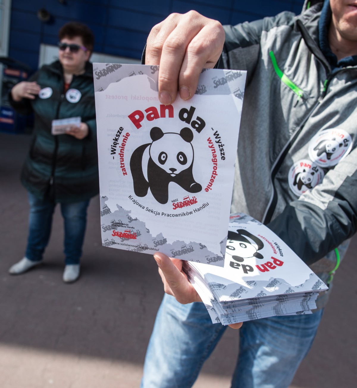 Protestujący pracownicy rozdają ulotki przed jednym z łódzkich hipermarketów, PAP/Grzegorz Michałowski