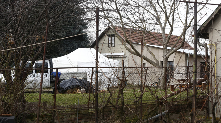 Dunaújvárosban, a Petőfi utca egyik elhagyatott házában bukkantak rá a bebetonozott áldozatra /Fotó: Fuszek Gábor