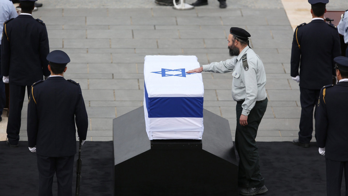 W Izraelu trwają przygotowania do pogrzebu zmarłego byłego premiera Ariela Szarona. Oczekuje się, że tysiące ludzi przyjdą do parlamentu, gdzie wystawiona będzie trumna z jego ciałem. Wspomnienia o Szaronie publikują wszystkie media.