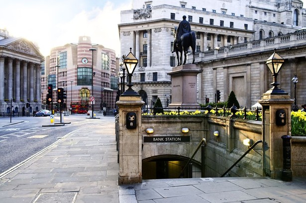 Bank i Monument – stacja podzielona na dwie części. Bank i Monument to dwie połączone ze sobą stacje londyńskiego metra. Oficjalnie tworzą jedną stację z oddzielnymi wejściami i o różnych nazwach. Stacja Bank otrzymała nazwę od Bank of England, który znajduje się bezpośrednio nad nią. Jest to jedyny zabytkowy budynek w Londynie, który ma własne wejście do metra. Nazwa stacji Monument pochodzi od Monument to the Great Fire of London. Połączenie z drugą częścią kompleksu zapewnia 200-metrowy ruchomy chodnik.