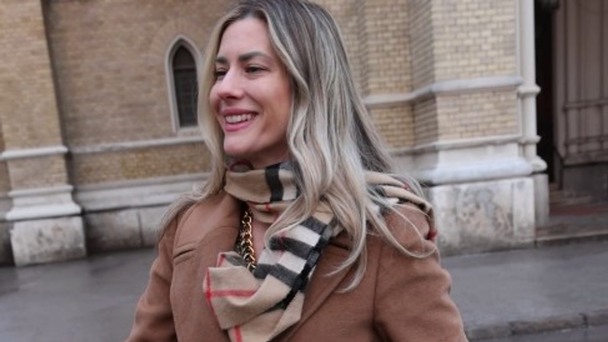 Super ti je autfit: Sreli smo prelepu ženu koja nosi šal od 500 evra i čeka paket sa Temua