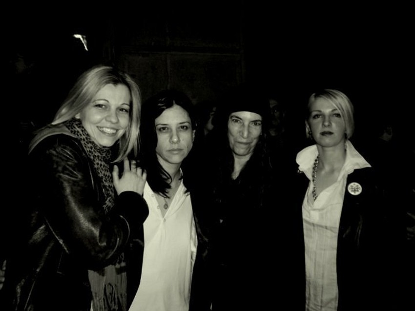 Simonida Rajčević i Peti Smit (u sredini) ispred galerije "Zvono"