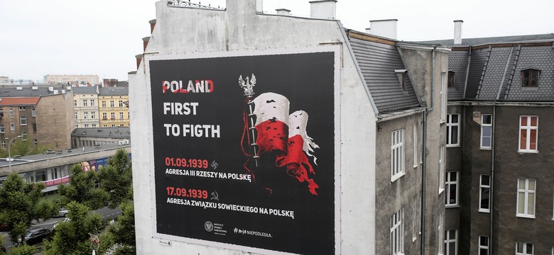 Literówka na patriotycznym banerze to nic. IPN naraził się też spadkobiercom autora oryginalnego plakatu