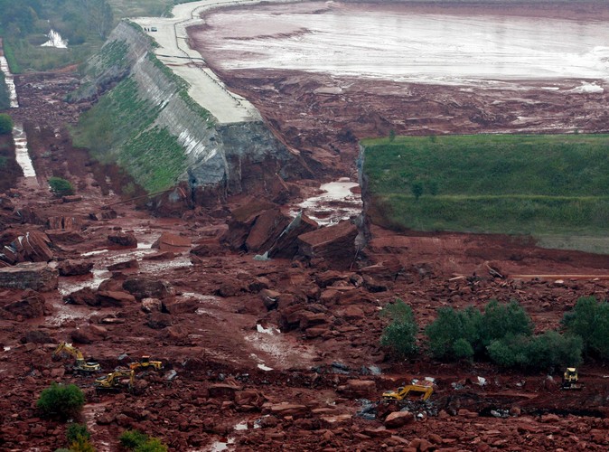 Czerwony szlam zalewa Węgry