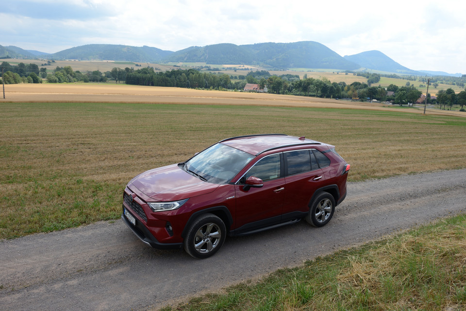 Toyota RAV4 2.5 Hybrid hybrydy da się jednak lubić