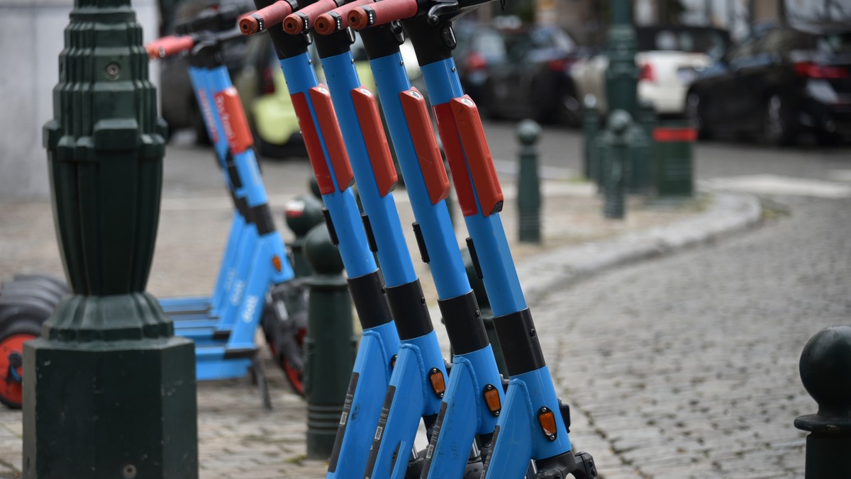 Paryż znalazł sposób na porozrzucane po mieście hulajnogi elektryczne