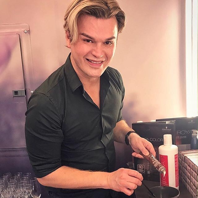 Celebritný kaderník Kim Vō.