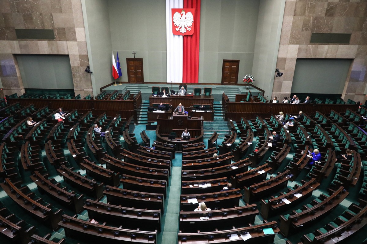 Posłowie na sali obrad Sejmu w Warszawie