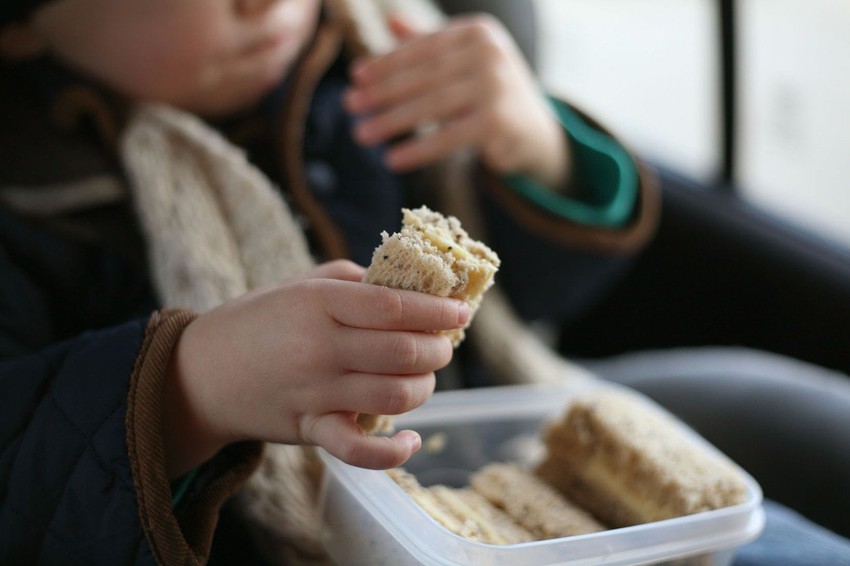 Dok su deca čekala u vozilu, otac je ubio majku i sebe
