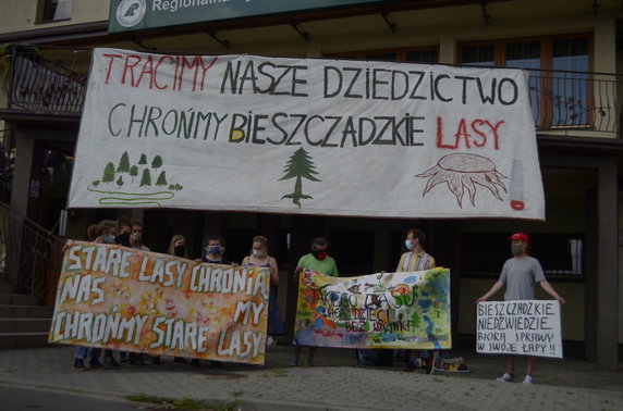 Protest pod siedzibą Regionalnej Dyrekcji Lasów Państwowych w Krośnie
