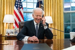 Biden dzwonił do von der Leyen. Dziękował za pakiet dla Ukrainy