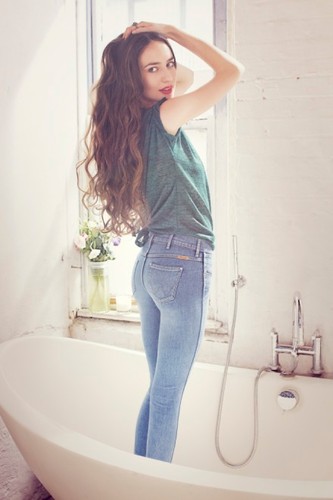 Elizabeth Jagger w kampanii reklamowej Wrangler Denim Spa