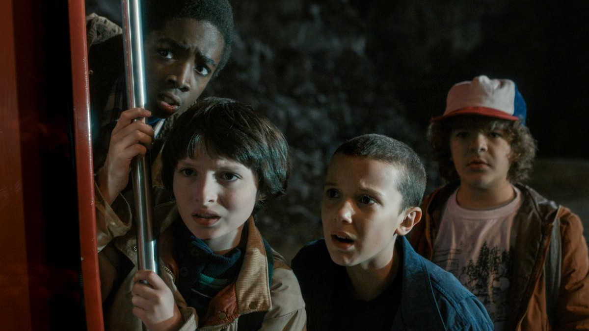 Netflix odniósł się do plotek, według których twórcy serialu "Stranger Things" mają zrezygnować z funkcji showrunnerów i reżyserów produkcji po 3. sezonie. "To nieprawda" – podkreślono.