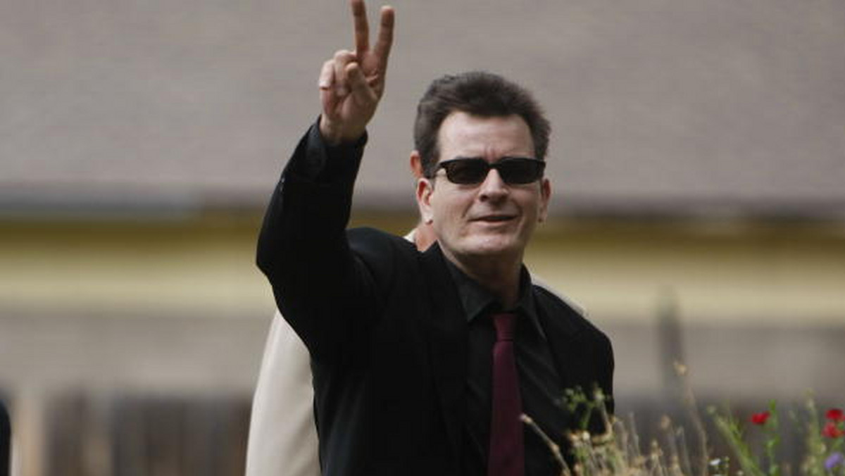 Produkcja serialu "Dwóch i pół" została przerwana w połowie ósmego sezonu, ponieważ Charlie Sheen nadużywał kokainy.